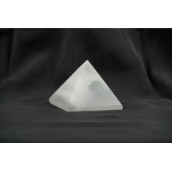 Piramide in Selenite